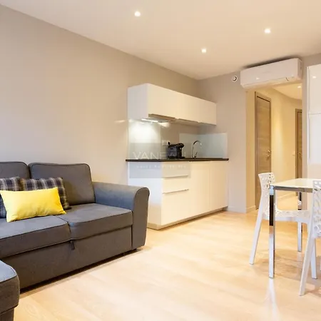 2 Bedroom At 2 Minutes From The Palais Appartement
